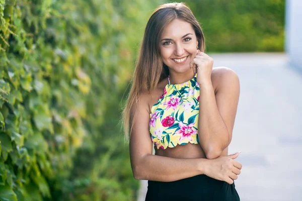 Jovem feliz com belo cabelo liso — Fotografia de Stock