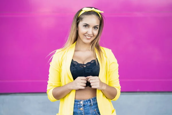 Mujer joven con una chaqueta amarilla y diadema — Foto de Stock