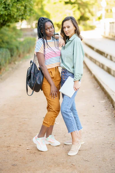 Dos mujeres multiétnicas posando junto con ropa casual colorida —  Fotos de Stock