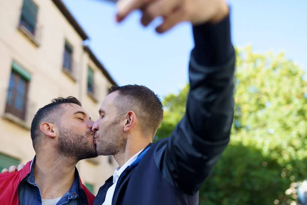 ゲイカップル作るa自撮りとともに彼らのスマートフォン. — ストック写真