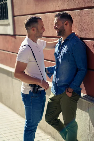 Gay casal no um romântico momento ao ar livre — Fotografia de Stock