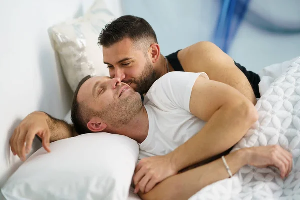 Gej para w romantyczny moment w łóżko. — Zdjęcie stockowe