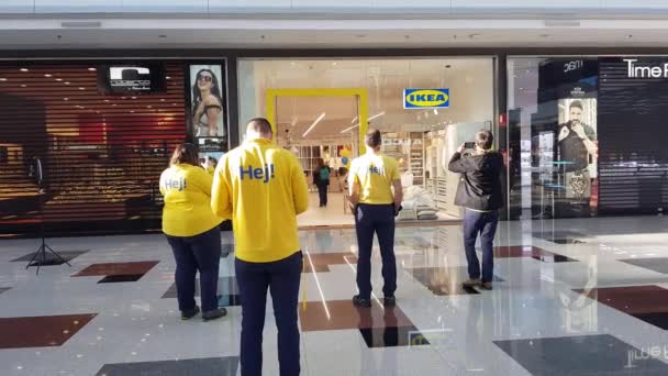 GRANADA, ANDALUSIA, SPAGNA 18 GENNAIO 2021: I lavoratori IKEA preparano la cerimonia di apertura del nuovo negozio Ikea nel centro commerciale Nevada a Granada. — Video Stock