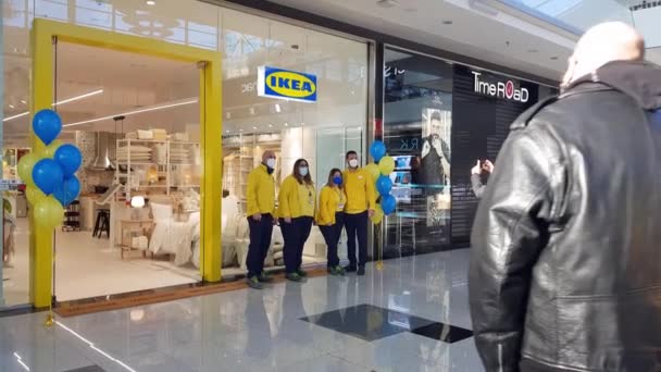 GRANADA, ANDALUSIA, SPAIN 18TH JANUARY, 2021: Работники IKEA готовят церемонию открытия нового магазина Ikea в торговом центре Nevada Mall в Гранаде. — стоковое видео