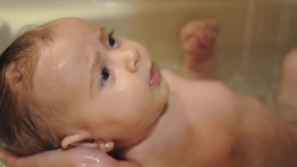 Ojciec kąpie swoje małe dziecko w wannie — Wideo stockowe