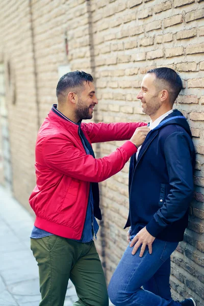 Gay coppia in un romantico momento su il strada. — Foto Stock