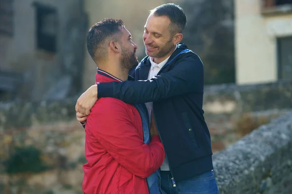 Gay couple making a selfie with their smartphone. — Stock Photo, Image