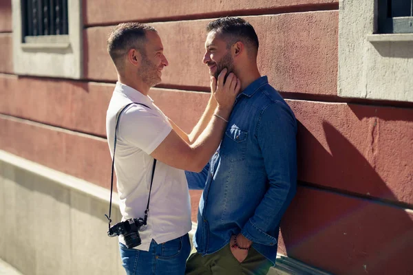 Gay pár v romantickém okamžiku venku — Stock fotografie