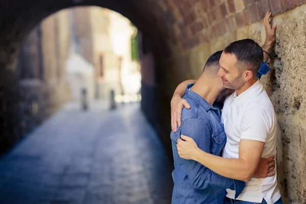 Gay couple hugging in a romantic moment outdoors — Stock Photo, Image