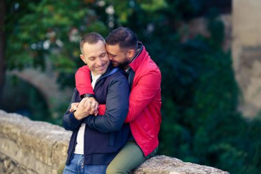 Açık havada romantik bir anda eşcinsel bir çift