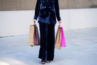 Şehir geçmişinde alışveriş torbaları olan tanınmayan bir kadın..