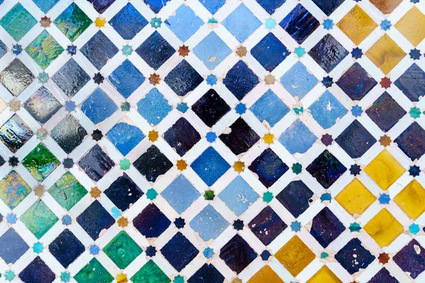 Keramische muren in het Alhambra van Granada. — Stockfoto