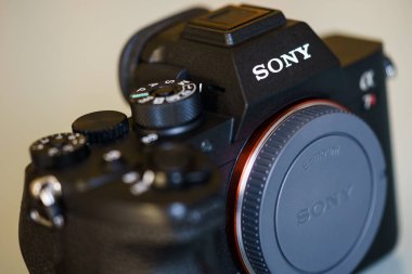 Granada, Andalusia, İspanya 'ya. 7 Nisan 2021 'de. Sony A7RIV ALPHA kamerası aynasız bir kamerada 60 megapiksel sunar.
