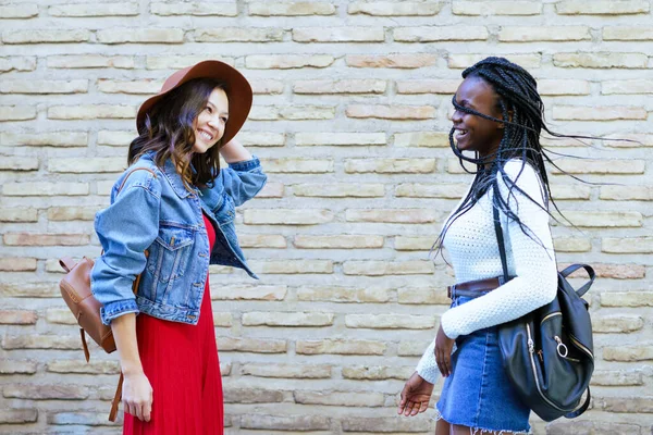 İki bayan arkadaş sokakta birlikte eğleniyor. Çok ırklı arkadaşlar. — Stok fotoğraf