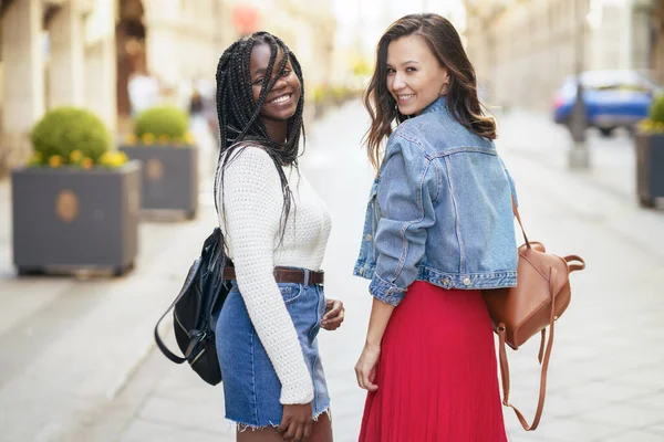 Dos amigas divirtiéndose juntas en la calle. Amigos multiétnicos. —  Fotos de Stock