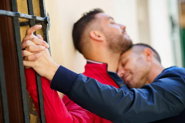 Pareja gay abrazándose en un momento romántico al aire libre — Foto de Stock