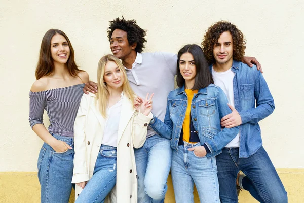 Multi-ethnic group of young people having fun together. — Foto de Stock