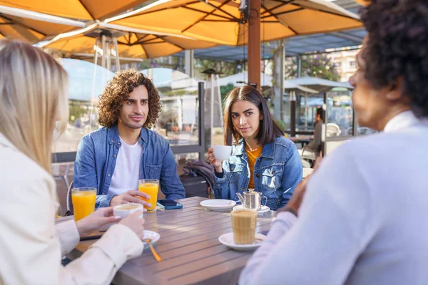 Grupo multiétnico de amigos tomando una copa juntos en un bar al aire libre. — Foto de Stock