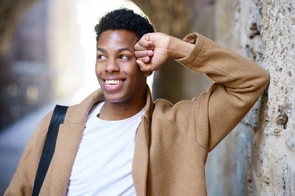 Šťastný mladý černošky muž s úsměvem v městském pozadí. — Stock fotografie