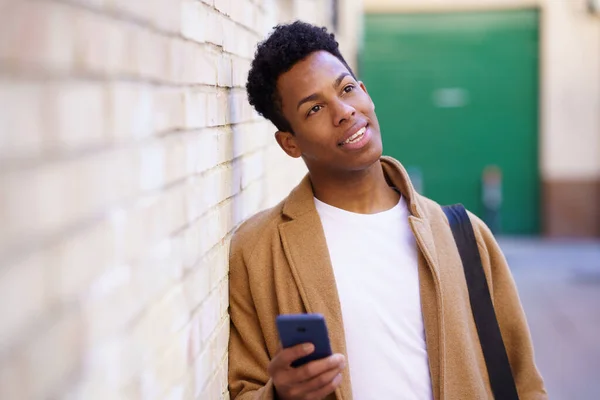 Jeune homme cubain avec un regard plein d'espoir heureux sur son visage. — Photo