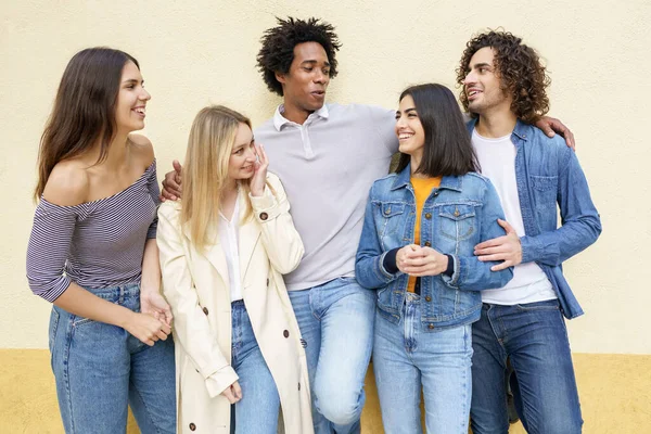 Grupo multiétnico de amigos posando mientras se divierten y ríen juntos —  Fotos de Stock