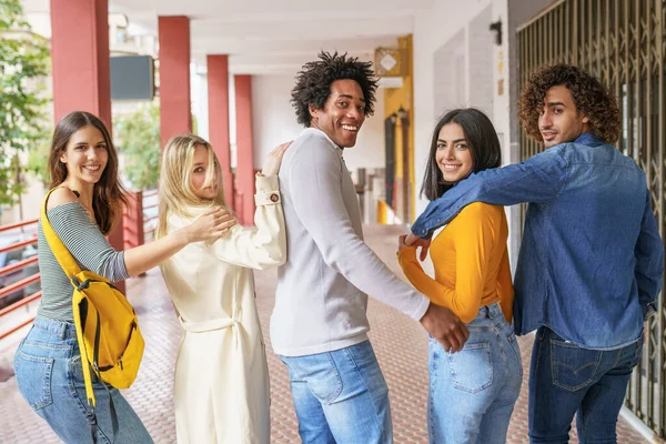 Grupo multiétnico de amigos caminando juntos en la calle. — Foto de Stock