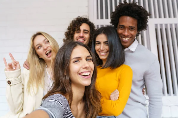 Groupe multi-ethnique d'amis prenant un selfie ensemble tout en s'amusant à l'extérieur. — Photo