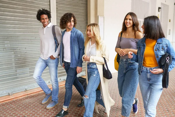 Grupo multiétnico de amigos caminando juntos en la calle. — Foto de Stock