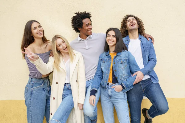 Grupo multiétnico de amigos posando mientras se divierten y ríen juntos — Foto de Stock