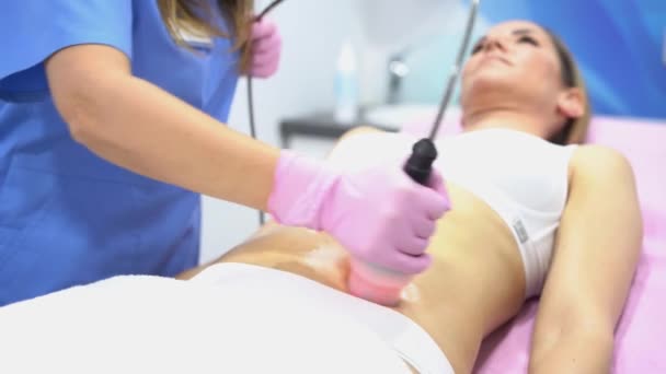 Vrouw die anti-cellulitis behandeling krijgt met radiofrequentie machine in een schoonheidscentrum. — Stockvideo