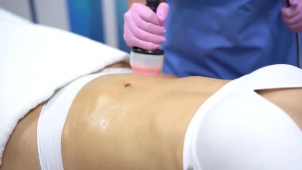 Frau erhält Anti-Cellulite-Behandlung mit Radiofrequenz-Maschine in einem Schönheitszentrum. — Stockvideo