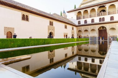 Granada 'daki Alhambra Kâbuslar Sarayı' nı ziyaret eden maskeli turistler.