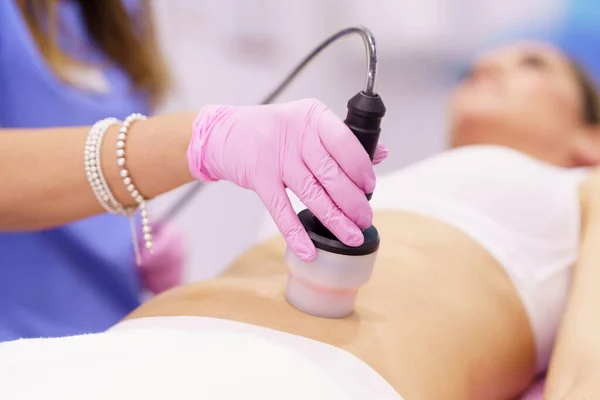 Woman receiving anti-cellulite treatment with radiofrequency machine in an aesthetic clinic. — Stock Photo, Image