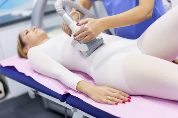 Femme en costume spécial ayant un massage du ventre anti-cellulite avec appareil de spa — Photo