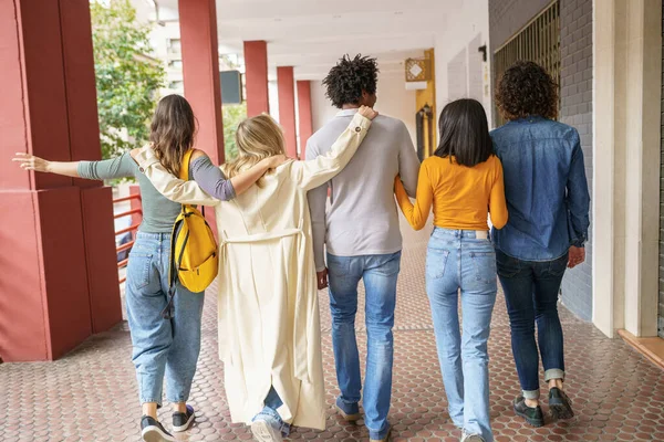 Grupo multiétnico de amigos caminando juntos en la calle. — Foto de Stock