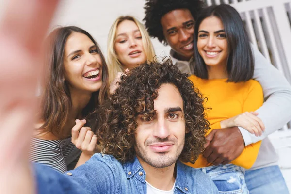 Grupo multi-étnico de amigos tomando uma selfie juntos enquanto se divertem ao ar livre. — Fotografia de Stock