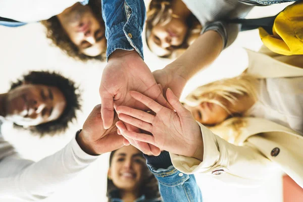 Las manos de un grupo multiétnico de amigos se unieron como un signo de apoyo y trabajo en equipo. — Foto de Stock