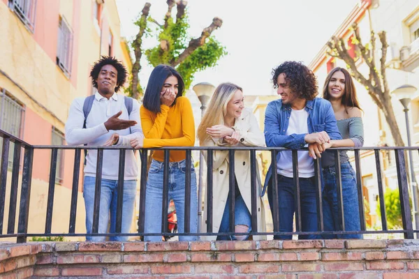 Grupo multirracial de jóvenes conversando en la calle. — Foto de Stock