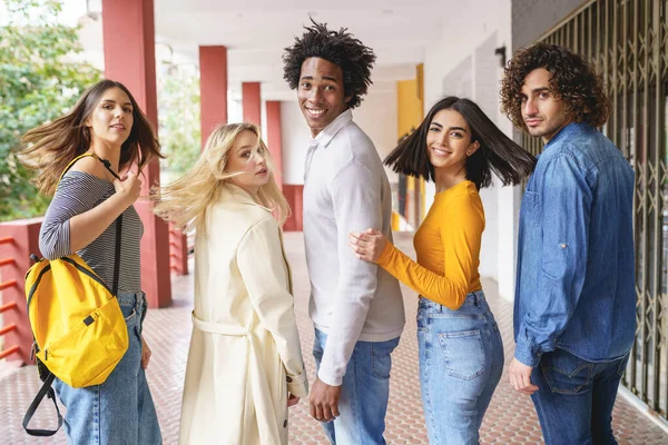 Grupo de hermosos amigos de diferentes etnias divirtiéndose juntos en la calle. — Foto de Stock