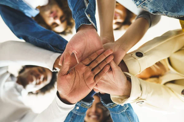 Las manos de un grupo multiétnico de amigos se unieron como un signo de apoyo y trabajo en equipo. — Foto de Stock