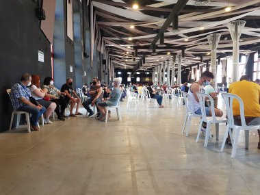 Granada, Andalusia, İspanya 'ya. 9 Haziran 2021 'de. IFEMA 'daki insanların Covid-19' a karşı toplu aşı.