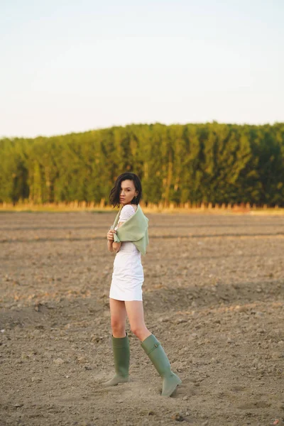 Mujer asiática, caminando por el campo, vistiendo un vestido blanco y verdes galletitas. — Foto de Stock