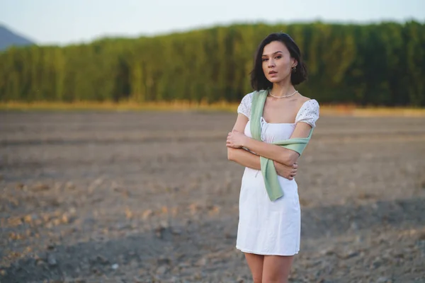 Asian woman, walking in the countryside, wearing a white dress. — Stock Photo, Image