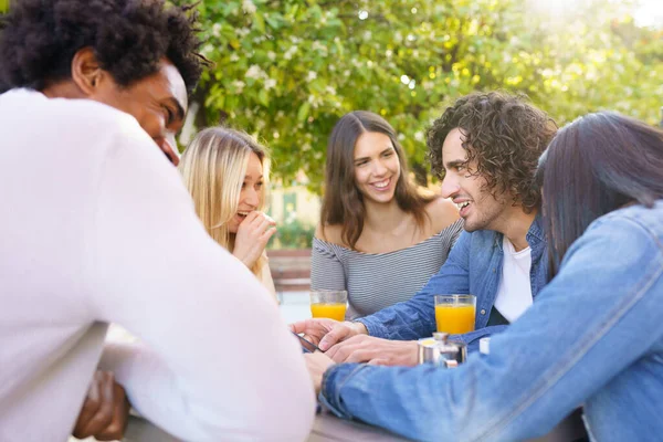 Grupo multiétnico de amigos tomando una copa juntos en un bar al aire libre. — Foto de Stock