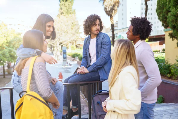 Groupe multi-ethnique d'étudiants parlant dans la rue — Photo