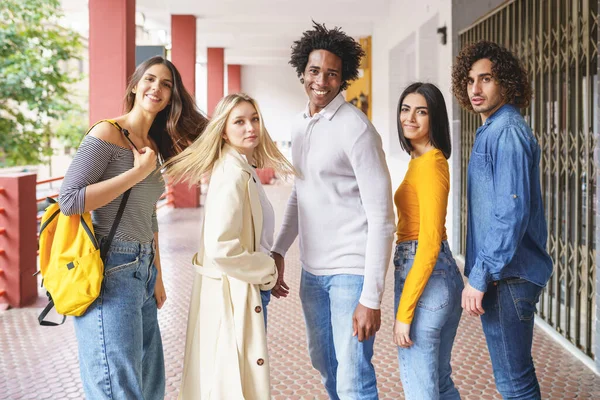 Grupo de belos amigos de diferentes etnias se divertindo juntos na rua. — Fotografia de Stock