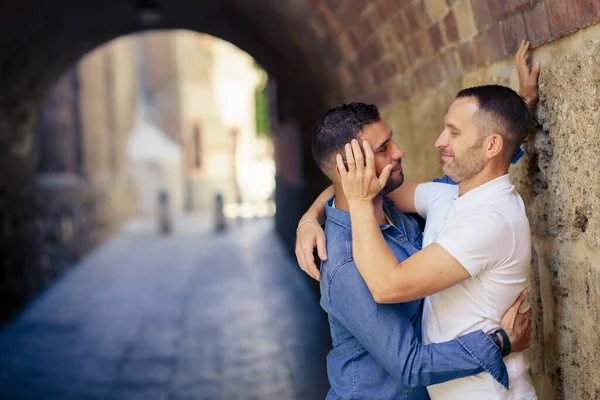 Gay couple hugging in a romantic moment outdoors — Stock Photo, Image