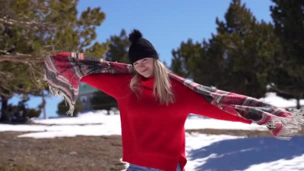 白銀の女性はスカーフで遊びながら腕を上げて雪の山を楽しんでいた。スローモーションビデオ. — ストック動画