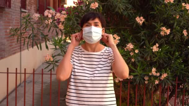 Donna di mezza eta 'che rimuove la maschera covid-19, fine della pandemia. Persona caucasica. — Video Stock