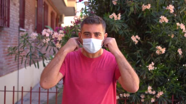 Uomo di mezza eta 'che rimuove la maschera Covid-19, fine della pandemia. Persona caucasica. Video al rallentatore. — Video Stock
